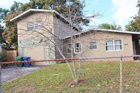 House in Lauderhill, Florida 4 bedrooms, 214.88 sq.m. № 2043222 - photo 3