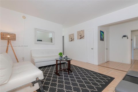 Купить кондоминиум в Майами-Бич, Флорида 1 спальня, 53.7м2, № 1958530 - фото 1