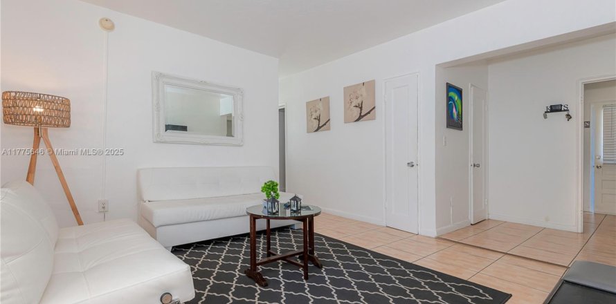 Кондоминиум с 1 спальней в Майами-Бич, Флорида № 1958530