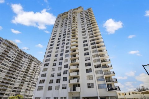 Condominio en venta en Aventura, Florida, 1 dormitorio, 80.82 m2 № 1936595 - foto 1