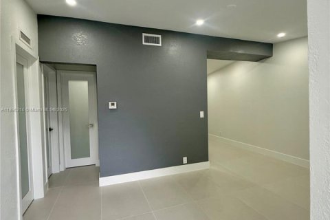Villa ou maison à louer à Miami, Floride: 2 chambres, 117.06 m2 № 1947219 - photo 4