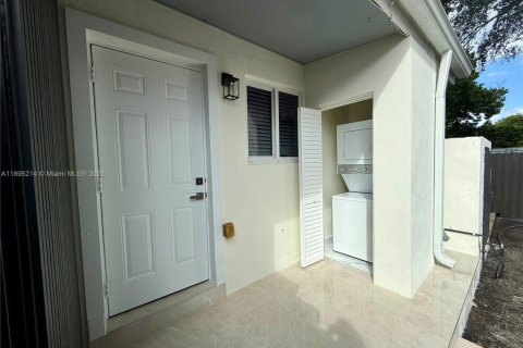 Villa ou maison à louer à Miami, Floride: 2 chambres, 117.06 m2 № 1947219 - photo 2