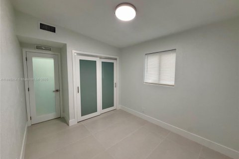 Villa ou maison à louer à Miami, Floride: 2 chambres, 117.06 m2 № 1947219 - photo 5