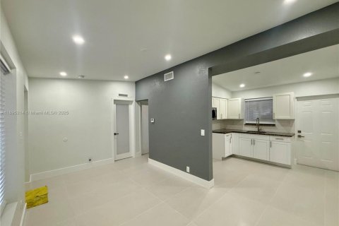 Villa ou maison à louer à Miami, Floride: 2 chambres, 117.06 m2 № 1947219 - photo 3