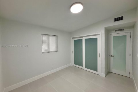 Villa ou maison à louer à Miami, Floride: 2 chambres, 117.06 m2 № 1947219 - photo 9