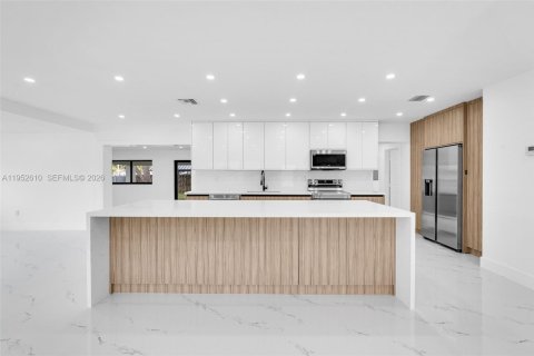 House in Hialeah, Florida 3 bedrooms, 172.61 sq.m. № 2010377 - photo 7