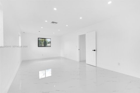 House in Hialeah, Florida 3 bedrooms, 172.61 sq.m. № 2010377 - photo 30