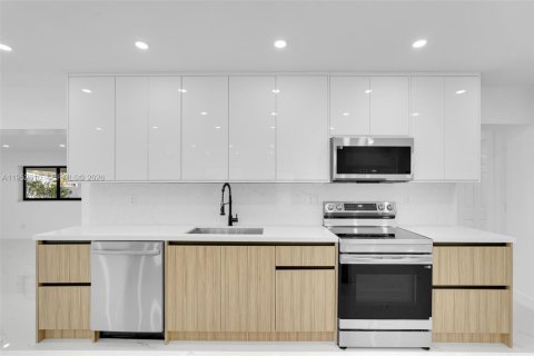 House in Hialeah, Florida 3 bedrooms, 172.61 sq.m. № 2010377 - photo 18