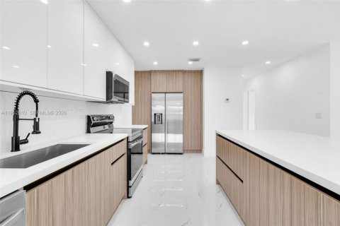 House in Hialeah, Florida 3 bedrooms, 172.61 sq.m. № 2010377 - photo 15