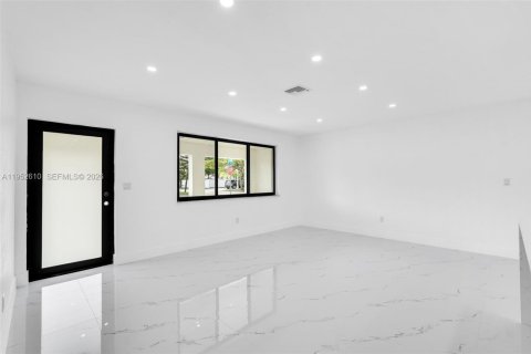 House in Hialeah, Florida 3 bedrooms, 172.61 sq.m. № 2010377 - photo 19