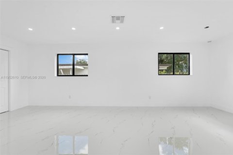 House in Hialeah, Florida 3 bedrooms, 172.61 sq.m. № 2010377 - photo 27