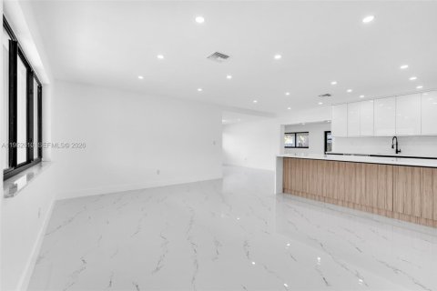 House in Hialeah, Florida 3 bedrooms, 172.61 sq.m. № 2010377 - photo 10