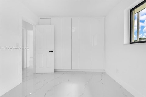 House in Hialeah, Florida 3 bedrooms, 172.61 sq.m. № 2010377 - photo 25