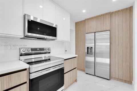 House in Hialeah, Florida 3 bedrooms, 172.61 sq.m. № 2010377 - photo 16