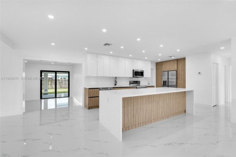 House in Hialeah, Florida 3 bedrooms, 172.61 sq.m. № 2010377 - photo 8