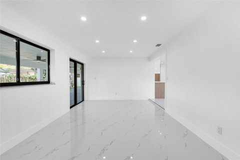 House in Hialeah, Florida 3 bedrooms, 172.61 sq.m. № 2010377 - photo 22