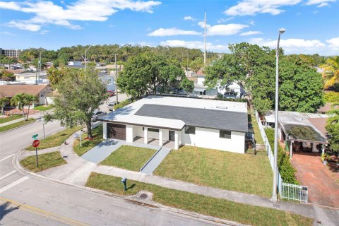 House in Hialeah, Florida 3 bedrooms, 172.61 sq.m. № 2010377 - photo 3