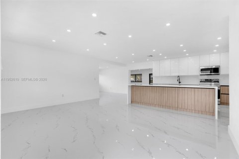 House in Hialeah, Florida 3 bedrooms, 172.61 sq.m. № 2010377 - photo 9