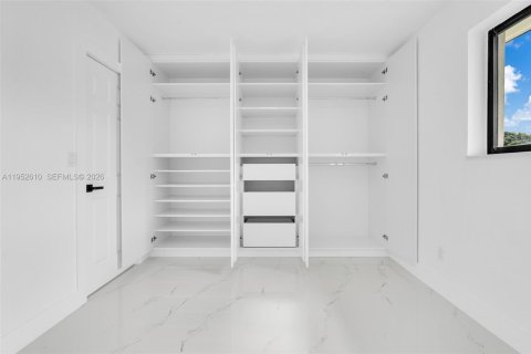 House in Hialeah, Florida 3 bedrooms, 172.61 sq.m. № 2010377 - photo 26