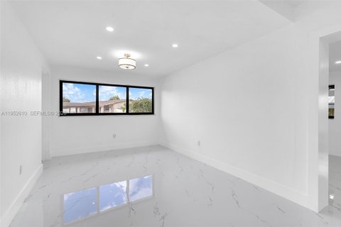 House in Hialeah, Florida 3 bedrooms, 172.61 sq.m. № 2010377 - photo 20