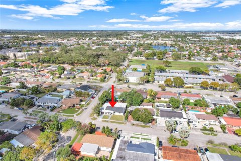 House in Hialeah, Florida 3 bedrooms, 172.61 sq.m. № 2010377 - photo 4