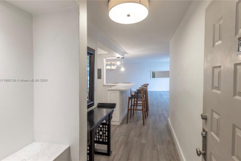 Condo in Miami Beach, Florida, 2 bedrooms № 1959338 - photo 15