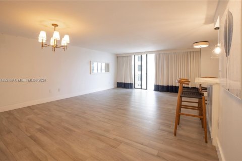 Condo in Miami Beach, Florida, 2 bedrooms № 1959338 - photo 12