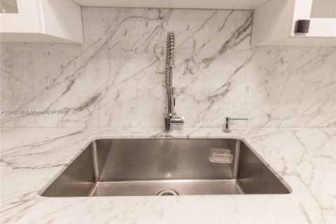 Condo in Miami Beach, Florida, 2 bedrooms № 1959338 - photo 9