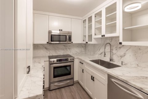 Condo in Miami Beach, Florida, 2 bedrooms № 1959338 - photo 7