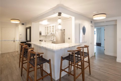Condo in Miami Beach, Florida, 2 bedrooms № 1959338 - photo 6