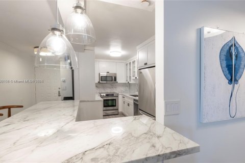 Condo in Miami Beach, Florida, 2 bedrooms № 1959338 - photo 14