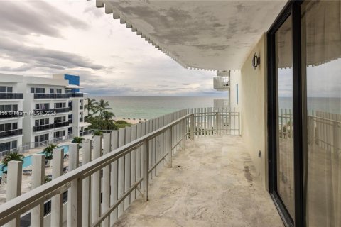 Condo in Miami Beach, Florida, 2 bedrooms № 1959338 - photo 1