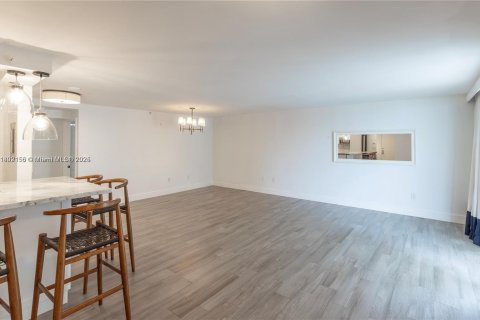 Condo in Miami Beach, Florida, 2 bedrooms № 1959338 - photo 11