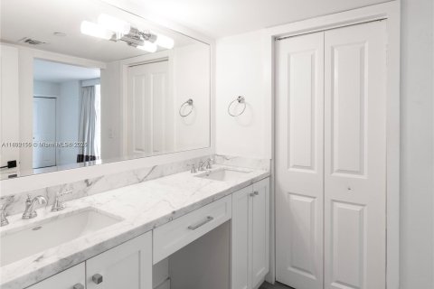 Condo in Miami Beach, Florida, 2 bedrooms № 1959338 - photo 22