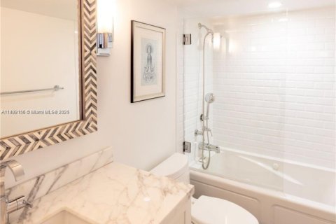 Condo in Miami Beach, Florida, 2 bedrooms № 1959338 - photo 24