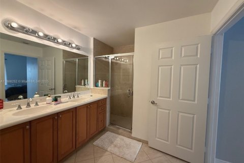 Condo in Miami, Florida, 2 bedrooms  № 2016256 - photo 17