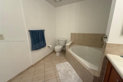 Condo in Miami, Florida, 2 bedrooms  № 2016256 - photo 18