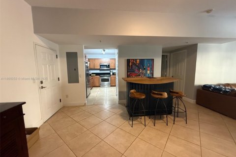 Condo in Miami, Florida, 2 bedrooms  № 2016256 - photo 6