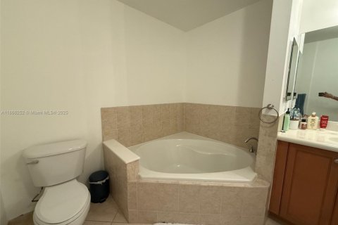 Condo in Miami, Florida, 2 bedrooms  № 2016256 - photo 19