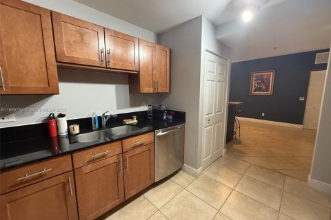 Condo in Miami, Florida, 2 bedrooms  № 2016256 - photo 11