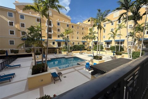 Condo in Miami, Florida, 2 bedrooms  № 2016256 - photo 25