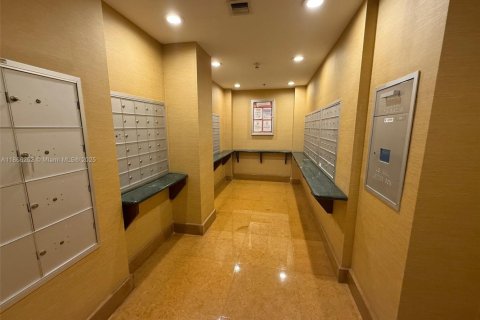 Condo in Miami, Florida, 2 bedrooms  № 2016256 - photo 28