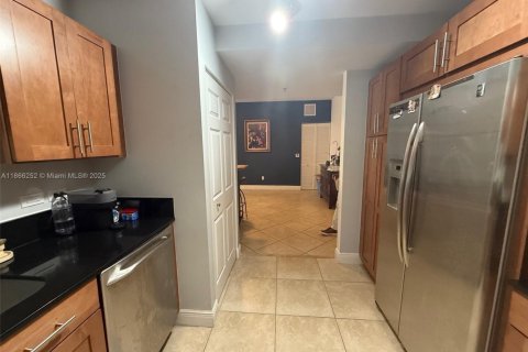Condo in Miami, Florida, 2 bedrooms  № 2016256 - photo 12