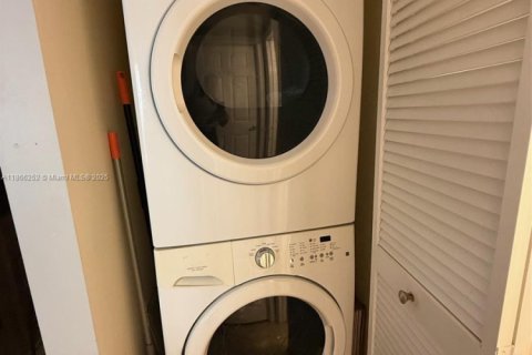 Condo in Miami, Florida, 2 bedrooms  № 2016256 - photo 22