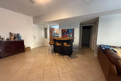 Condo in Miami, Florida, 2 bedrooms  № 2016256 - photo 9