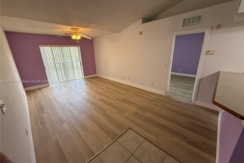 Снять в аренду кондоминиум в Тамарак, Флорида 1 спальня, 57.13м2, № 1968280 - фото 2