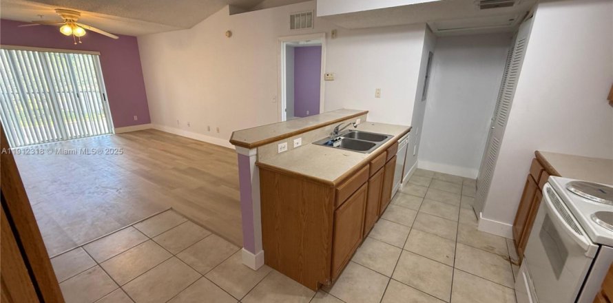 Кондоминиум с 1 спальней в Тамарак, Флорида № 1968280