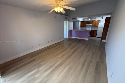 Снять в аренду кондоминиум в Тамарак, Флорида 1 спальня, 57.13м2, № 1968280 - фото 3