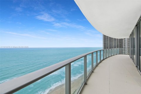Condo in Hollywood, Florida, 3 bedrooms  № 2061959 - photo 2