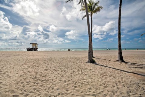 Condominio en alquiler en Hollywood, Florida, 1 dormitorio, 97.55 m2 № 2000632 - foto 8